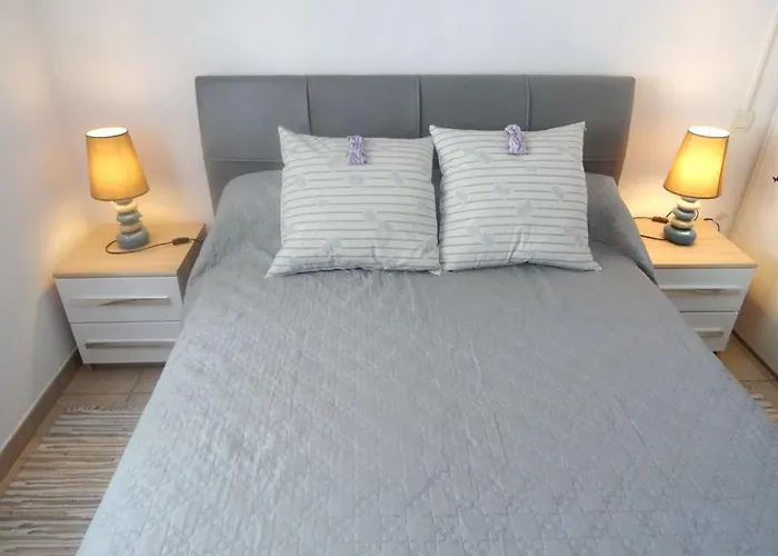 Villeneuve-les-avignon, 55 M² + Terrasse Apartment Villeneuve-les-Avignon